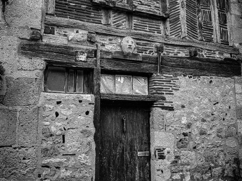 Photographie en noir et blanc d'une vielle maison de ville à Port-Sainte-Marie..