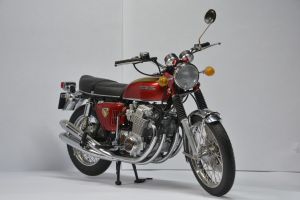 Image d'une moto Honda 750 rouge..